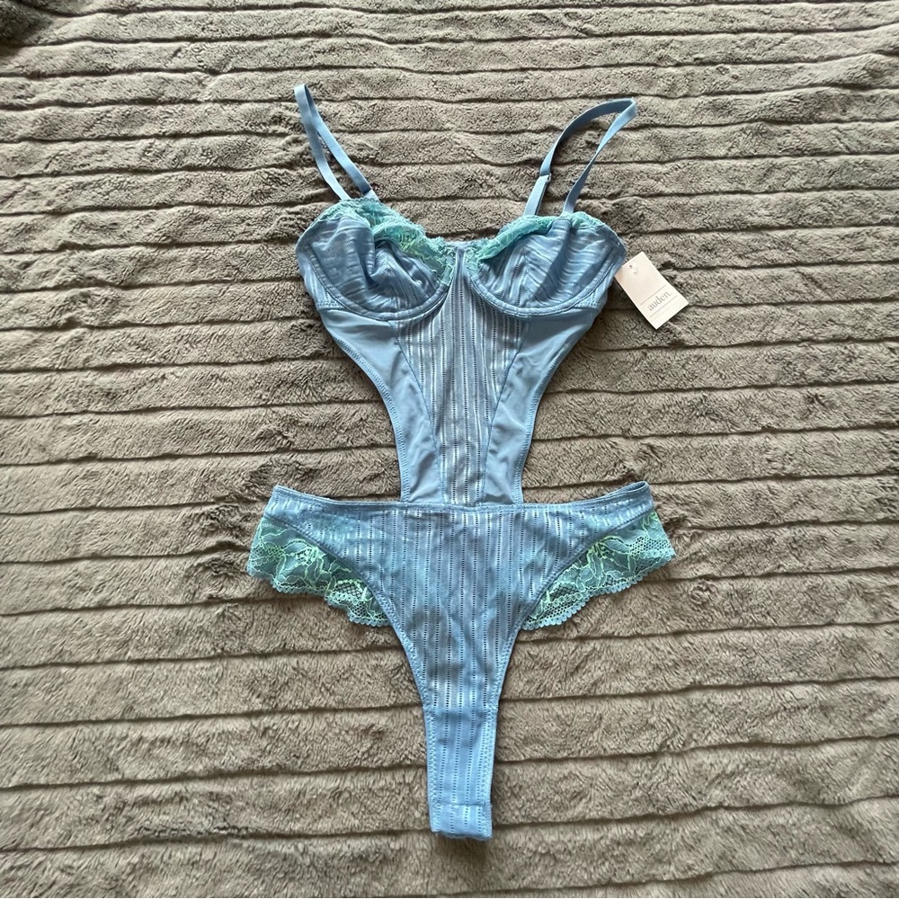 Lingerie - Picture 2 of 6